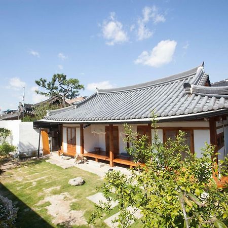 Ohnewwall Guesthouse Jeonju Exterior photo